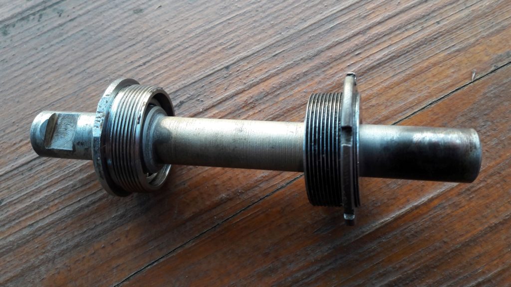 Komplet klinková osa Favorit 136mm